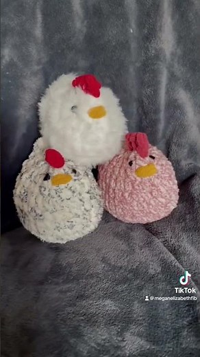 These crochet chickens are my favorite thing!! Pattern - Mabel chicken by Oak and Marlow