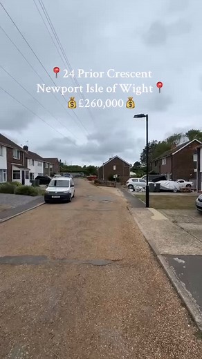 ‼️FOR SALE‼️ 📍24 Prior Crescent,Newport Isle of Wight📍 💰£260,000💰 ✨Brand New on the Market Today this property is newly renovated and offers a wide range of features; a massive garden and utility room as well as spacious bedrooms which let in so much natural light..✨ KEY FEATURES: 🛏️ 2 Bedrooms 🛁 New Bathroom 🪴 Large Garden ⛓️‍💥 Chain Free 🧺 Utility Room/Space 🆕 Newly Refurbished Fancy a viewing or want to sell your own home? ☎️ Call us on 01983 209020 📧 Email us:Homes@Lancasters.org 