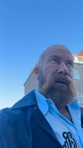 Jag har flera gånger blivit anmäld till Konsumentverket för att jag filmat min bil, då det upplevs som dold reklam. Det kan vara lite klurigt att hänga med i varför man inte får göra reklam för sin egen bil på sina egna sociala medier, även om man inte tjänar pengar på det, därav min tydlighet. Det enda betalda samarbete jag har är med Sthlm stad och dess skattebetalare. Och det är jag som betalar. Men för att inte bli anmäld igen så är jag tydlig i filmen. | Jan Emanuel