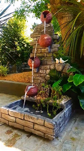 🔸 FUENTE DE AGUA VASIJAS GRIS Y ROSA🔸 Las fuentes de agua decorativas no solo son estéticamente agradables, sino que también ofrecen varias virtudes para humidificar el ambiente de manera natural y sutil. Aquí te detallo sus principales beneficios: 🌫️ 1. Aumentan la humedad del aire Al hacer circular el agua, una parte se evapora lentamente, lo cual incrementa la humedad relativa del ambiente. Es útil especialmente en climas secos o durante el invierno, cuando la calefacción reseca el aire. �