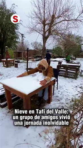 ❄️🥶 La nieve sorprendió en Tafí del Valle y un grupo de amigos vivió una jornada inolvidable La ola de aire polar que ingresó a Tucumán comenzó a sentirse con fuerza este sábado y dejó postales invernales en Tafí del Valle, donde algunos sectores amanecieron cubiertos de blanco. Tal como se había anticipado durante la semana, comenzaron a registrarse garrotillo y hasta copos de nieve en distintos puntos de la zona. El fenómeno sorprendió a vecinos y visitantes que rápidamente compartieron imáge