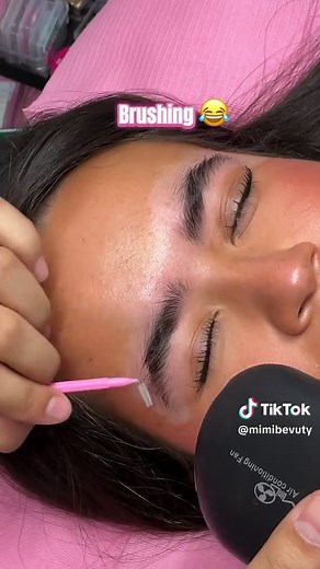 🎯 Sensibilisation post Brow Lift & Lash Lift Dans cette vidéo, je te montre ce qu’il faut éviter après un brow lift et un lash lift ⚠️ 👉 Après un brow lift, les sourcils deviennent plus sensibles : le frottement, le brossage excessif ou de mauvais gestes peuvent casser la tenue et fragiliser le poil. 👉 Même chose après un lash lift : j’utilise volontairement un recourbe-cils pour te montrer pourquoi il est fortement déconseillé après la prestation. ✨ Je te partage aussi les bons réflexes à ad