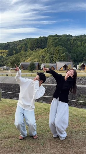 上田 雄吾 | 福岡前撮り | 大分・長崎・宮崎・熊本前撮り | 結婚式持ち込み撮影 | 全国出張可能 on Instagram: "トムとジェリーポーズ おのさんがノリノリ酪 #カップルフォト #夫婦 #自撮り #ポーズ #前撮り #ウェディング #プレ花嫁 #トムとジェリー"