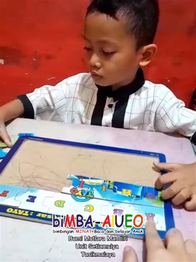 Metode fun learning, bermain puzzle sambil belajar angka dam huruf ✨ #funlearning #bimbaaiueo #fypage #xybca #foryourpage