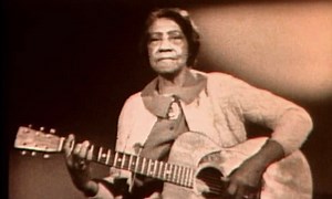 Elizabeth Cotten Wrote “Freight Train” at 11, Won a Grammy at 90, and Changed American Music In-Between