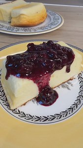 Je vous donne la recette de mon gâteau au fromage frais et du coulis de myrtilles super simple et parfait pour accompagner tous vos gâteaux ! le gâteau est encore meilleur après avoir passé une nuit au frais ! ) plus qu’à se régaler 😋 #recettefacile | Monelle Godaert