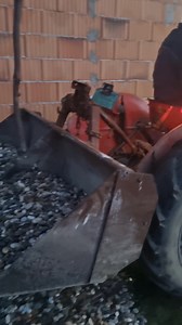 Mi smo izuzetno snalazljiv i inteligentan narod. Evo na snimku covek napravio krokodilku za fergusona 533 . Za cas posla ubacio je oko 5 kubika sljunka u temelj. Juce sam gledao kako ravna put sa njom neverovatno. Potrefio je ugao napada noza kasike na podlogu tako da masa ostaje u kasici i onda je blago razgrne po putu. Kaze fali mu jos klip da bude hidraulicno otvaranje 🫠😊🥰 alal vera majstore | Etnorustik Nameštaj Loznica Pantić