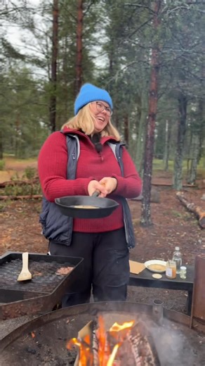 Finlands svenska Marthaförbund on Instagram: "Hur ska vi samla utomhuspoäng den här veckan då? Kanske rent av i skogen vid en eld? Packa med dig en god vän och en plättsmet och bege er ut till ett ställe där ni kan göra upp eld! Marthas plättsmet 🥞 3 ägg 🥞 6 dl mjölk 🥞 2,5 dl vetemjöl 🥞 0,5 tsk salt 🥞 1 msk smör Blanda mjöl och salt i en skål. Vispa ner mjölken i mjölet, häll ner det smälta smöret och sist äggen. Häll smeten i en termos eller flaska. Lämna plats för smeten att svälla. Kom i