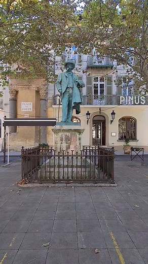 💙💛 ESCALE BONHEUR Frédéric Mistral veille depuis 1909 sur la Place du Forum ! Poussez la porte de l'hôtel Nord Pinus ! Vous entrerez dans une histoire unique à Arles ! Une histoire qui se poursuit avec une décoration rajeunie ! Cet hôtel a vécu mille vies ! L'histoire continue ! Rejoignez-nous ! Vivez l'expérience patrimoine #arlesmagnifique ! Vidéo. Aldo Bastié #arles #provence #hotel #nordpinus #restaurant | Aldo Bastié