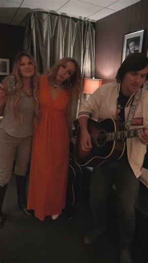 🎶 “cause we got friendship..”magical night at the @Opry singin’ with @ashleymonroe + Elizabeth Cook