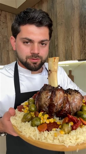 Abraham Babikyan on Instagram: "Միլանյան սրունք 👨🏻‍🍳🇦🇲 Մարմարե անգուսի Միլանյան սրունքը ինչպես նաև շոկային սառեցված բանջարեղենը վերցրել եմ @primestore_armenia -ից ✨։ Բաղադրիչներ՝ Միլանյան սրունք 1 հ. Գունավոր հատիկ պղպեղ Սխտոր Ձիթայուղ Ծովի աղ Կարմր չոր գինի 700 մլ. -Բրնձով փլավ- Բրինձ 500 գ. Բրուսելյան կաղամբ Գազար Սխտոր Եկիպտացորեն Լոլիկի չիր Գունավոր պղպեղ Աղ Ձիթայուղ, ________ Milanese shank 👨🏻‍🍳🇦🇲 Marble Angus Milanese shank as well as "frozen vegetables" from @primestore_armenia 