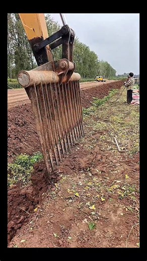 Real Engineerings | Engineering & Technology & Gadgets & DIY on Instagram: "Slope Finishing: The Art of the Excavator Rake! 🚜🌿 ​It is not always about digging deep holes; sometimes, it is about the finishing touches! This video showcases an excavator operator demonstrating precise control with a heavy-duty Rake Attachment. ​Grooming the Earth ​Instead of a standard bucket, this machine is equipped with long, sturdy tines designed for landscaping and grading: ​The Process (0:00 - 0:14): Watch h