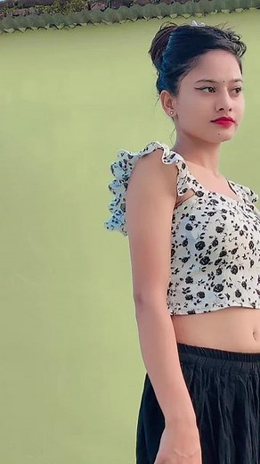 Stylish Floral Crop Top and Pleated Skirt Outfit