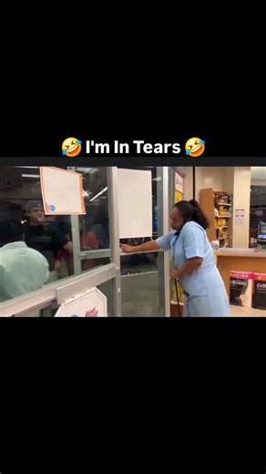 dálx on Instagram: "LMAO she pulled her hair so wild she lost the silk press 😭🤣 that wasn’t a tug, that was a whole permanent reset 😂🔥"