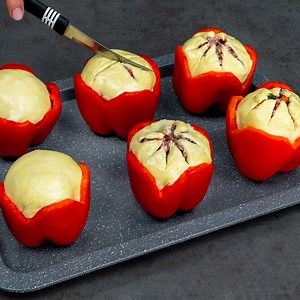 How to cook the tastiest stuffed cabbage for dinner. The correct recipe! Ingredients: oil - 20 ml (0.7 fl oz) onion - 1 piece red bell pepper - 6 pieces minced meat - 500 g (17.64 oz) salt - 10 g (0.35 oz) black pepper - 5 g (0.18 oz) parsley - 7 g (0.25 oz) puff pastry - 300 g (10.6 oz) mozzarella - 70 g (2.47 oz) eggs - 1 piece IN THE OVEN 180 °C (356 °F)/20 minutes Tray size 30 X 20 cm (12 x 8 in) for the sauce: mayonnaise - 100 g (3.5 oz) lemon juice - 20 ml (0.7 fl oz) white wine - 40 ml (1