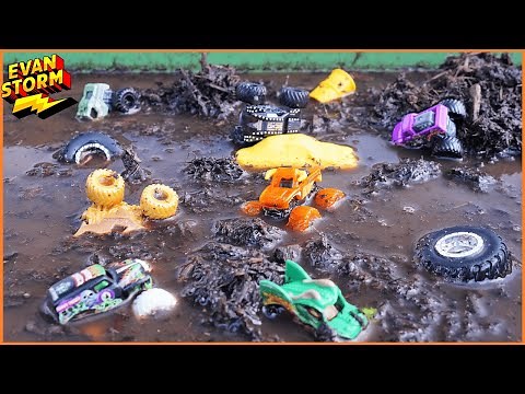 Monster Jam Mini Monster Trucks Lost in Mud Play Box