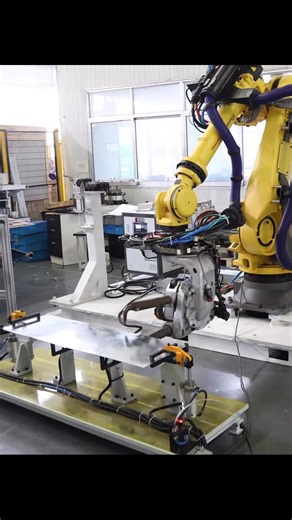 30K views · 164 reactions | Fanuc robot can quickly replace multiple welding guns and grasping tools to realize multi-purpose # cylinder for one machine. | Tom Huang Autorobo | Facebook