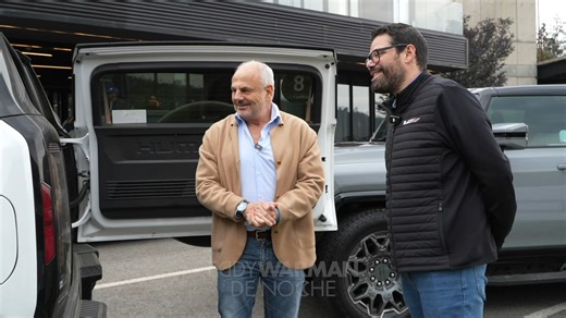 La Hummer EV… VUELA? Probamos la bestia eléctrica bajo la lluvia” A esta bestia eléctrica H-U-M-M-E-R, EV, totalmente eléctrica la lluvia, los charcos y hasta las inundaciones “le hacen los mandados”. ¡Camina como cangrejo, casi flota… lo único que le falta es tener aletas y despegar! En la pista… ¡vuela de verdad! Hummer EV: nuevo diseño, nuevas luces y un corazón 100% mexicano Con hasta 1,000 hp, de 0 a 100 km/h en menos de 3 segundos y capacidades off-road brutales, no es camioneta… es un avi