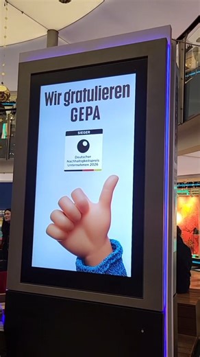 ✨ Fairen Handel sichtbar machen – auch im Einkaufszentrum! 🌱 Vor Kurzem wurden wir mit dem Deutschen @nachhaltigkeitspreis 2026 geehrt. Ein Gratulations-Clip dazu läuft aktuell mit Unterstützung von @climadnet seit Anfang Dezember bis Mittwoch in Einkaufszentren deutschlandweit. Das Besondere daran? Bei den Screens von climAD wächst lebendiges Moos als Frischluftfilter auf der Rückseite! Ziemlich cool, finden wir – und passt natürlich super zu uns und zur Auszeichnung! 😉 Gemeinsam setzen wir m