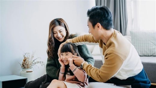 20 Cara Membuat Anak Bahagia dari Tindakan & Ucapan Meski Bunda Sibuk Bekerja