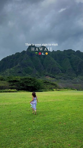 Planning a trip to Hawaii? 🌺 How to choose your island: 🌿 Kauai — lush jungles, dramatic cliffs, waterfalls, and fewer crowds. Perfect if you want to disconnect and immerse yourself in nature. 🏄 Oahu — the island that has it all.l: beautiful beaches, surfing, Waikiki, incredible food, shopping, and vibrant city life. 🌋 Maui — ideal for a luxury escape with unforgettable adventures. Think the Road to Hana, Haleakala National Park, and gorgeous beachfront resorts. Every Hawaiian island has its