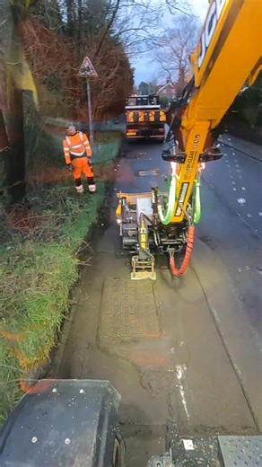 Double manhole cover removal from the luxury of the cab #tarmacworks #jcb #jcbmachines #highway #highways #potholes #pothole #tarmac #construction #manhole #manholecover | Highway Harper