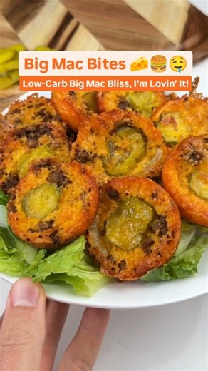 Keto-Friendly Big Mac Bites 🍔😋 Satisfy your Big Mac cravings with these easy, cheesy, keto-friendly bites! Perfect for a quick snack or a party appetizer. What You Need: 🧀 Shredded cheddar 🍔 Hamburger meat 🥒 Pickles 🧅 Onions How to Make Them: 1️⃣ Place a layer of shredded cheddar in a greased muffin tin, followed by hamburger meat, pickles, and onions. Top with another layer of cheddar. 2️⃣ Bake at 400°F for 20 minutes until the cheese is golden and crispy. 3️⃣ Remove from the oven, allow 