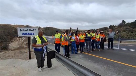 VIDEO: Die Maalgate-brug is vanoggend amptelik geopen deur Wes-Kaapse minister van infrastruktuur, Tertuis Simmers. Lees die artikel hier: https://shorturl.at/SWhTy Video: Michelle Pienaar | George Herald