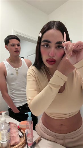 Broma de maquillaje a mi hermano: reacciones divertidas