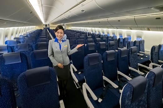 ANA、全席にシートモニターや電源装備の国内線ボーイング 777-200型機を公開。11月16日就航