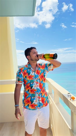 ✨ Sheraton Waikiki Beach Resort – Suíte Ohana Localizado no coração de Waikiki, este resort combina a vibrante energia de Honolulu com o luxo e a tranquilidade do mar do Pacífico. A Suíte Ohana de 2 quartos (aproximadamente 100 m²/1.112 ft²) é ideal para famílias ou grupos que buscam conforto, luxo e vistas deslumbrantes — com varanda dupla, living espaçoso e um ambiente onde cada amanhecer e pôr-do-sol viram cena de cinema. 💰 Na faixa de preço: valores para a Suíte Ohana começam em cerca de US