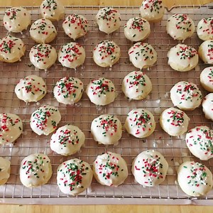 These Ricotta Cookies are all dressed up for Christmas! ❤️🇮🇹🎄🎅🏻 https://www.cookingwithnonna.com/italian-cuisine/ricotta-cookie-recipes.html | Cooking with Nonna