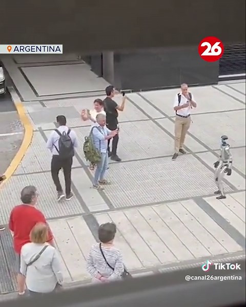 Robot Humanoide G1 Camina por Puerto Madero