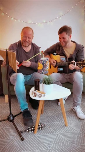 Lichterkinder auf dieser Erde Leuchten wie Sterne am Himmelszelt So wie Sankt Martin schenken sie Freude In alle Herzen auf dieser Welt ✨🎶💫⭐️ #laternenumzug #laternelaufen #lichterkinder #laterne #sanktmartin #stmartin #kita #grundschule #kinderlieder #musikfürkinder #singenmitkindern #minimusiker #wirsindminimusiker | Minimusiker