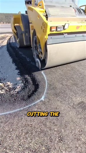 ellmroz on Instagram‎: "فرآیند برش لبه‌های آسفالت با استفاده از یک ابزار ویژه روی غلتک تاندم را تماشا کنید. لبه‌های جاده به‌صورت مرتب و دقیق برش داده می‌شوند. این مرحله نه‌تنها برای زیبایی نتیجهٔ نهایی اهمیت دارد، بلکه برای حفظ دوام سازهٔ جاده نیز بسیار حیاتی است و به جلوگیری از ایجاد ترک یا آسیب کمک می‌کند."‎