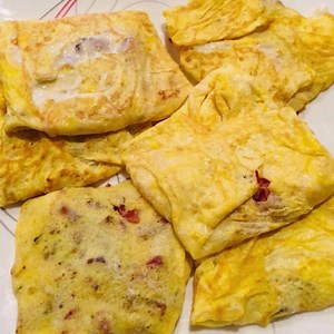 2.5M views · 437 reactions | Bacon & Cheese Egg Pockets Ingredients: 1 egg(beaten with 1 tbsp water) 1 oz pepper jack cheese 2 strips pre-cooked bacon Join our Group and tell Angie how amazing she is for sharing this with us!! https://www.facebook.com/groups/LowCarbInspirations | Keto Friendly Recipes | Facebook