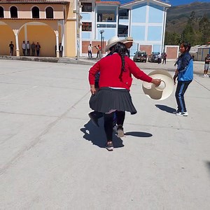 Secuencia "Un bailecito y nada más" Así se celebra los 47° Aniversario de la I.E San Francisco de Asís Llaucán | Mi Llaucán