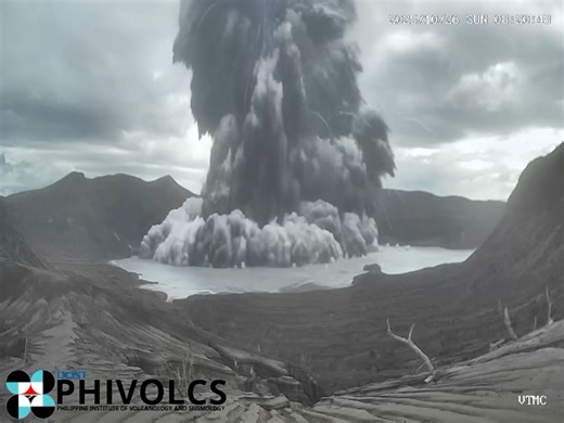 744K views · 5.8K reactions | MINOR ERUPTION AT TAAL VOLCANO LOOK: Time-lapse footage of the minor phreatomagmatic eruption at the Main Crater of Taal Volcano that occurred at 8:20 AM today, October 26, 2025. This is one of the three minor eruptions (one phreatic and two phreatomagmatic) recorded today, which generated plumes rising up to 1,200–2,100 meters above the crater. Alert Level 1 prevails over Taal Volcano. : Phivolcs | GMA Public Affairs | Facebook