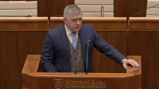 ❗Fico sa opäť ostro pustil do Bruselu. Tvrdí, že je „veľmi skeptický“ a že Európska komisia aj Európska rada ignorujú obrovské rozdiely v cenách elektriny medzi jednotlivými krajinami. Pripomína, že Slovensko vyrába väčšinu elektriny z jadra a vody, teda prakticky bez emisií, no napriek tomu platí na burze okolo 100 eur za MWh. Kameňom úrazu je podľa neho systém emisných povoleniek. Fico ho označuje za nespravodlivý mechanizmus, na ktorom „niekto neuveriteľne zarába“, zatiaľ čo krajiny východnej