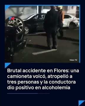 ALCOHOLEMIA I Un violento choque terminó con una camioneta volcada y tres personas atropelladas