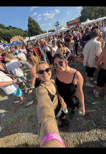 can someone teach us how to dance to this music? 😂 @joanalrkr #rave #hardstyle #fyp