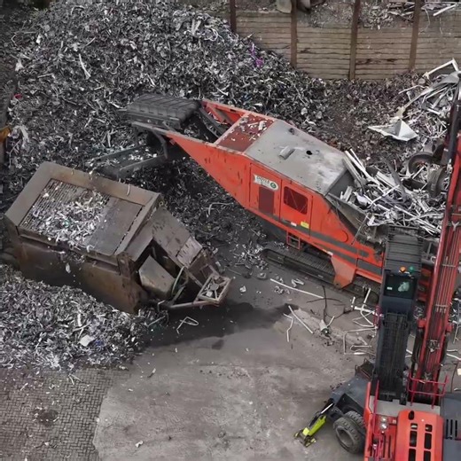 ARJES TITAN 950 mobile shredder in Action | Birmingham Scrap Yard