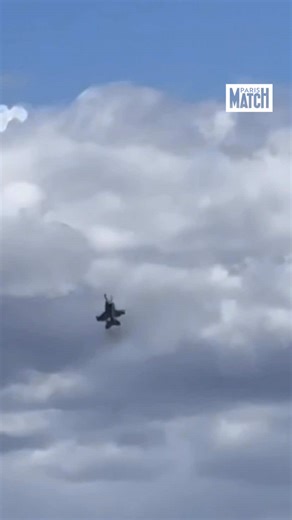 Collision de deux avions en vol lors d'un salon aérien