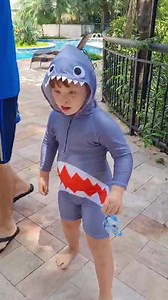 123K views · 10K reactions | Bom dia gente! Hoje nós descemos pra ir na piscina do prédio, depois de 2 anos sem poder ir por causa da pandemia. Olha a alegria do nosso Baby Shark. Beijos gente! Que o sábado de vcs seja muito feliz. | Enrico rico de amor | Facebook