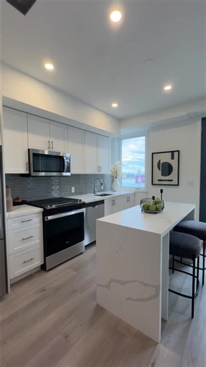 DON'T MISS OUT ON THESE INCREDIBLE INCENTIVES! 🏡 Live FREE for 1 year: maintenance fees covered for 12 months 💰 3.99 percent 1 year mortgage rate guarantee 🚗 Free parking and locker 🔑 Buy with just 5 percent deposit Amsterdam Urban Towns | Starting at $999,000 🏘️ 8 units available | 🛏️ 2-3 bedrooms | 🛁 2-3 washrooms Brand new luxury condo townhomes in a central East York location. Contemporary kitchens with quartz counters and a waterfall island, smooth ceilings, and quality finishes thro