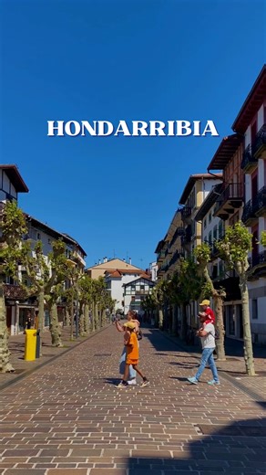 In Hondarribia you can breathe in the peace and quiet 🧘‍♀️🌿 ⚓️ This coastal town combines seaside charm in La Marina and its brightly-coloured houses, with a mediaeval town that preserves its walls and sea views. Stroll through its streets ✨ #visitbasquecountry #hondarribia | Visit Basque Country
