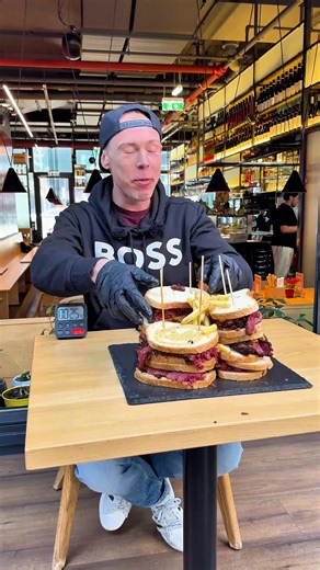 Schaffe ich die virale 6700€ Pastrami Challenge in 30 Minuten? 😳 In Wien bei @Eloa gibt es aktuell eine Challenge, die für viel Aufmerksamkeit sorgt. 🔥 Ein riesiges Pastrami-Sandwich – und als Gewinn wartet ein Preis im Wert von 6700€, darunter ein Jahr kostenlos essen.😳 Ich wollte wissen, ob diese Challenge wirklich machbar ist. #bigm #pastrami #sandwich #challenge #foodchallenge