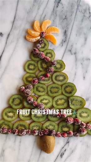 Your new go-to festive snack 🎄 A fruit Christmas tree made with sliced kiwis, frosted cranberries, and mandarin oranges. Simple. Festive. Healthy. And perfect for all your holiday festivities. What you will need: 1 lb organic kiwis Frosted cranberries (tutorial is on my feed) 1 mandarin orange peeled and sliced Instructions: 1. Start by slicing your kiwis in about 1 inch thick rounds 2. Start with the bottom layer and add 7 kiwi rounds then do the next layer with 6 kiwi rounds, 5 kiwi rounds, 4