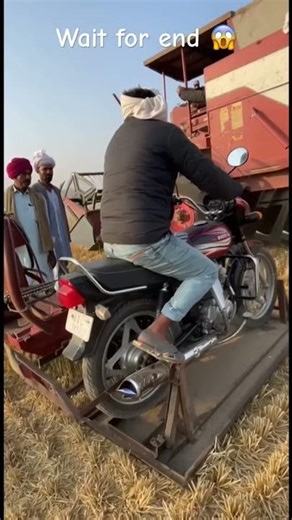 😱bike se harvester chala diya 😱kisan ka dimaag dekh lo #BikeHarvester #DesiJugaad #Kisan #Farming