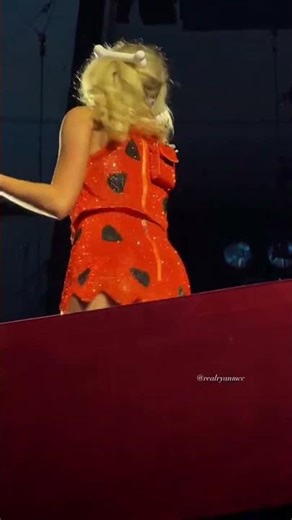 Sabrina Carpenter | Flintstones Cosplay on Live